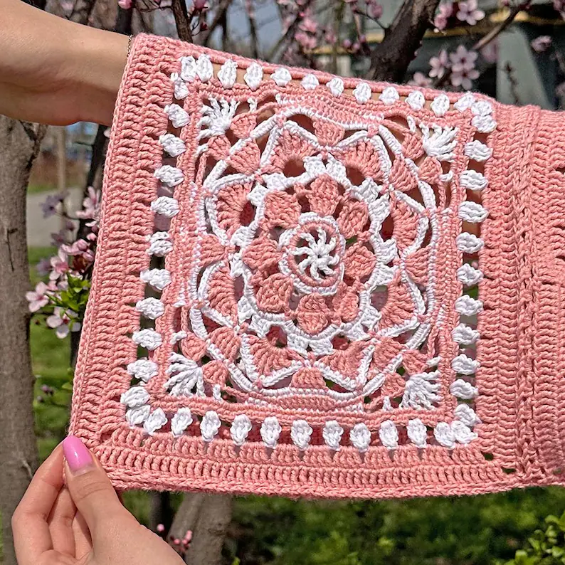 🌼 Daisy Granny Square Sweater Pattern